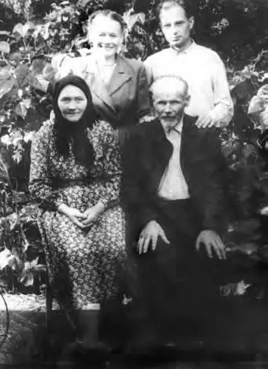 Мои родители и старшая сестра Мария с мужем Иваном Степановичем Клоповым Июнь - фото 4