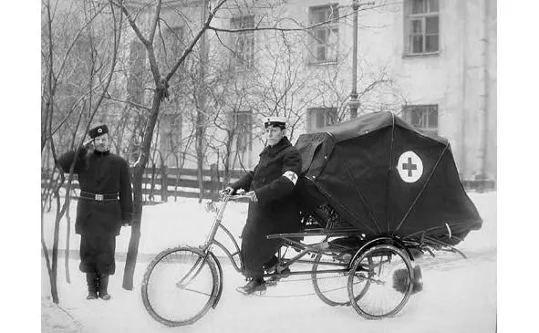 Карета скорой помощи В течение 1917 года в России все станции скорой помощи - фото 3