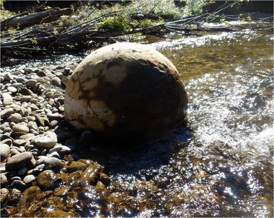 Такой каменный шар ядро от гигантской старинной пушки в диаметре за полметра - фото 7