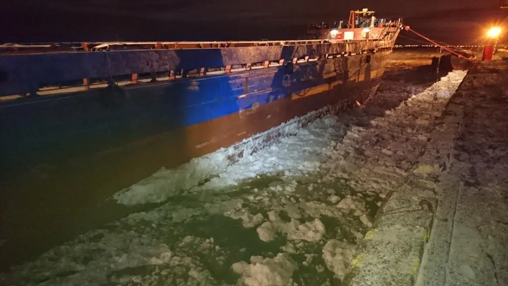 Грузовой теплоход во льду у причала на реке Северная Двина Прежде чем - фото 20