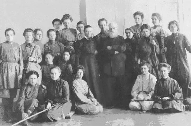Выпускницы высших курсов воспитательниц и руководительниц физического - фото 1