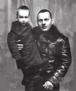 Первая фотография с отцом 1935 г В аппаратной было много интересного - фото 12