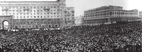 На улицах Москвы в дни прощания с ИВ Сталиным Вокруг рыдали орали умоляли - фото 22