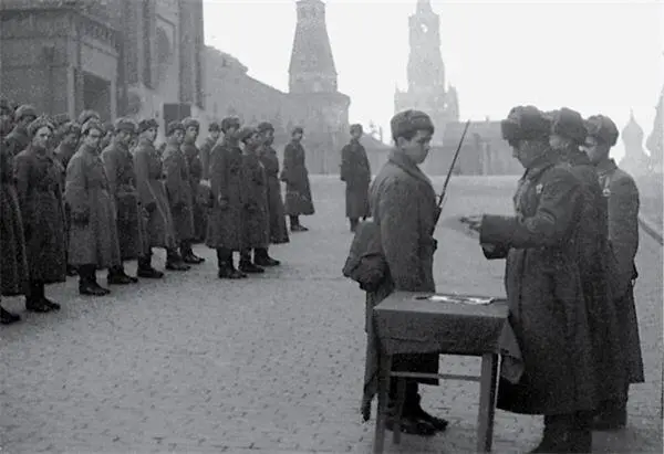 Бойцы принимают присягу на Красной площади Июль 1941 г На вооружении Красной - фото 3