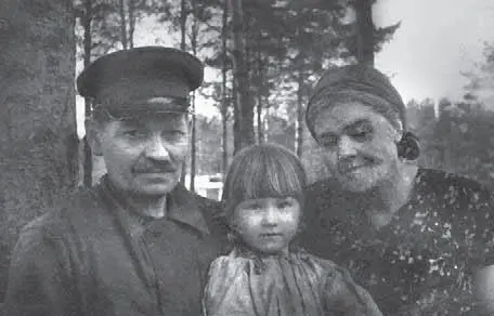 Д И Костко Ольга Ивинская с дочерью Ириной 1943 Иван Васильевич - фото 8