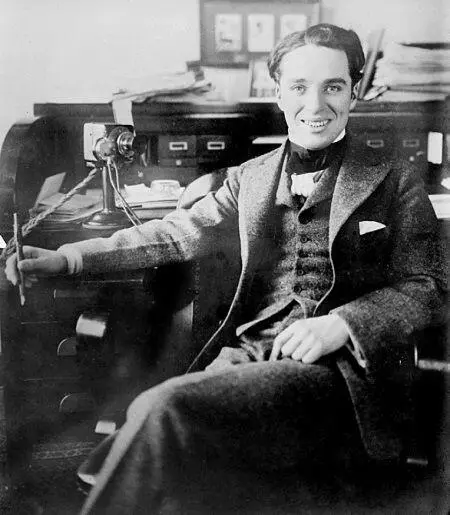 Чарльз Спенсер Чаплин в своем кабинете начало 1910х гг Вот как сам Чаплин - фото 3