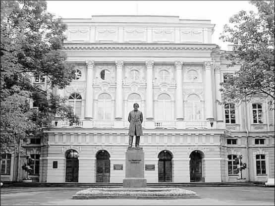 Памятник КД Ушинскому До 1918 г в этом учебном заведении существовали два - фото 35