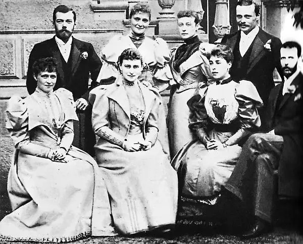 Великая княгиня Мария Павловна в бриллиантовой диадеме с жемчужными подвесками - фото 39
