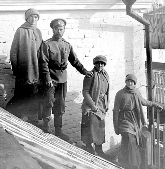 Тобольск зима 1917 Слева направо Ольга Николай Татьяна Анастасия Восемь - фото 2