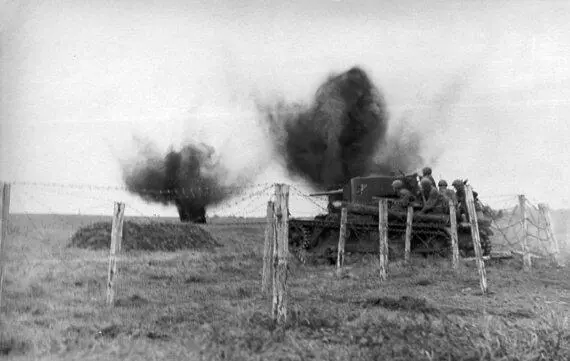 Немецкие солдаты проходят мимо уничтоженной внутренним взрывом - фото 10