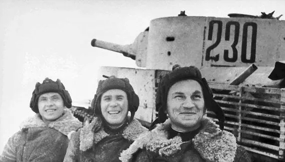 Экипаж танка Т28 у своей боевой машины Ленинградский фронт Зима 1942 года - фото 42