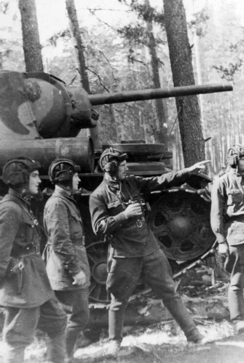 Командир роты старший лейтенат Гнаденберг с экипажем у своего КВ1 Во многом - фото 49