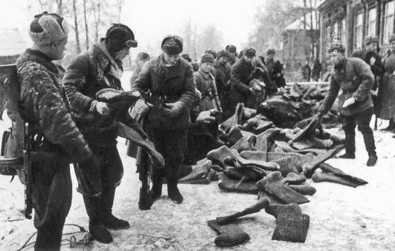 Выдача валенок 1941 год Для многих танкистов бой заканчивался смертью или - фото 53