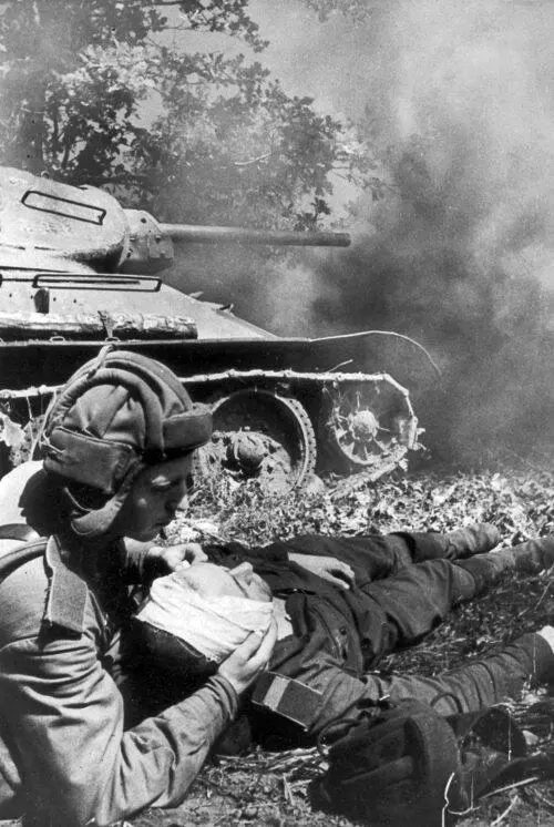 Перевязка раненого танкиста Фотография сделана не ранее лета 1943 года - фото 61