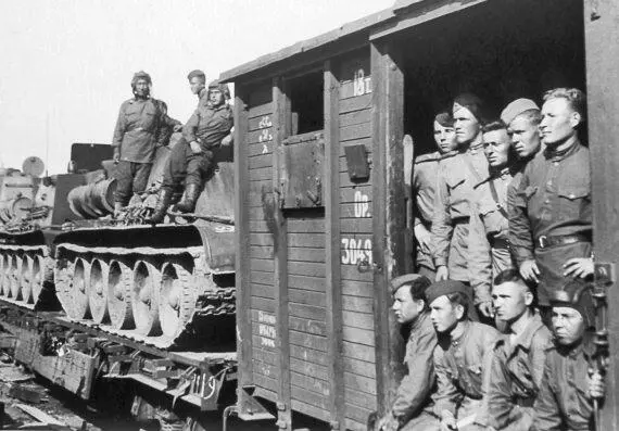 Эшелон с танками и самоходками 10го Добровольческого корпуса готов к отправке - фото 74