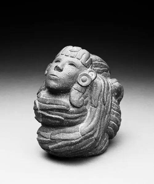 Вырезанное из камня изображение ацтекского божества Кецалькоатля 14501500 - фото 2