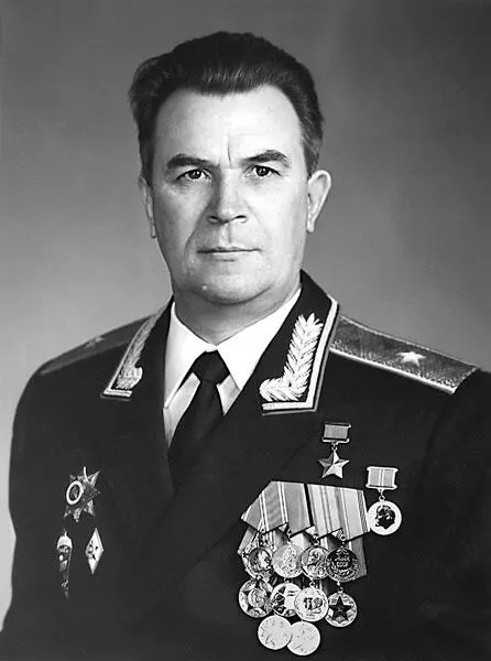 Герой Советского Союза генералмайор Колесник Василий Васильевич 19352002 - фото 1
