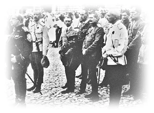 Вожди Добровольческой армии в Киеве генерал МайМаевский первый слева - фото 61