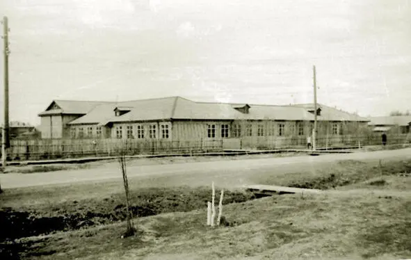 Старая куминская средняя школа Куминский жд вокзал 1972 г Отсюда с этого - фото 6