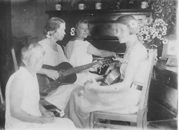 Воронино 1934г Моя бабушка тетя Нина мама мамина подруга Как раз в это - фото 8