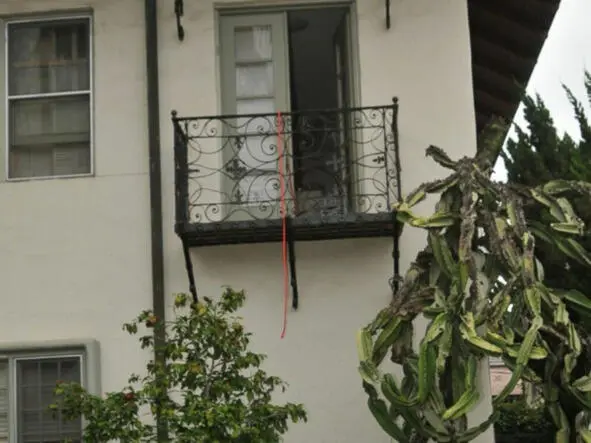 Балкон на котором Адам Шакнай обнаружил Ребекку повешенной Проснувшись утром - фото 15
