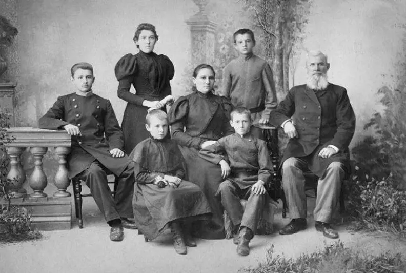 Семья Любимовых Слева направо Виктор стоят Надежда и Владимир сидят Маруся - фото 3
