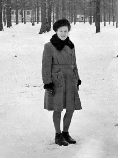 Мое нелюбимое пальто 1953 Во время обучения в школе к нарядам я относилась - фото 29