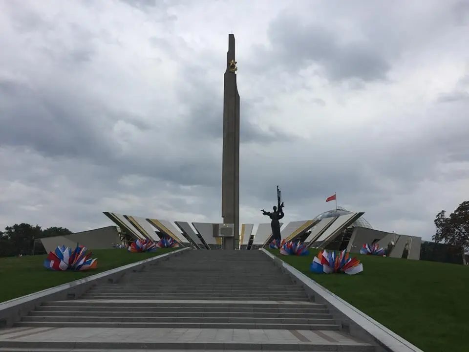 Возвращаемся в гостиницу за которой на автостоянке стоит наша красная и - фото 14