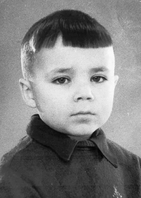 Игорь Филиппов 5 лет Июнь 1951 года Мы все зовём её бабулей даже отец и - фото 1
