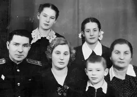 Дедовы дядя Петя тётя Кира Сашка бабушка Женя Рита и Таня Декабрь1955 - фото 16