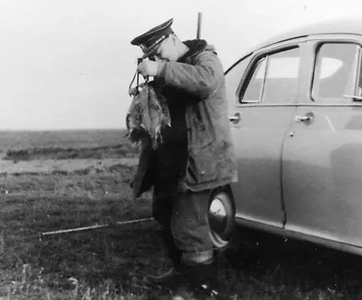 Отец после удачной охоты на серых куропаток Осень 1952 года Доходим до края - фото 21