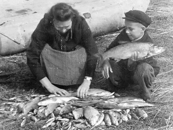 Итоги рыбалки на Куршском заливе в 1950е годы Справа я с жерехом - фото 23