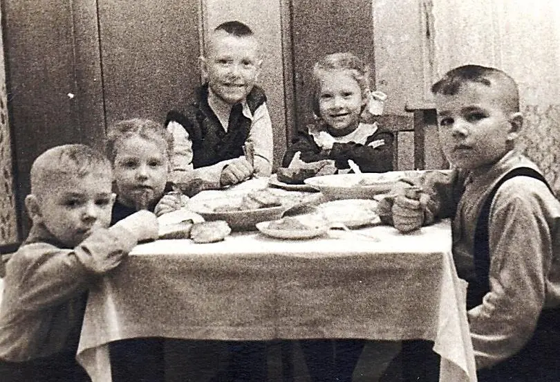 Больной День рождения 24 декабря 1951 года 6 лет Слева друг Сашка Усатый - фото 24