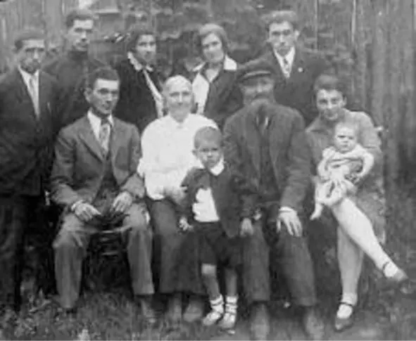Семья Кульбак На фотографии семьи Моше Кульбака в центре мать такая же - фото 8