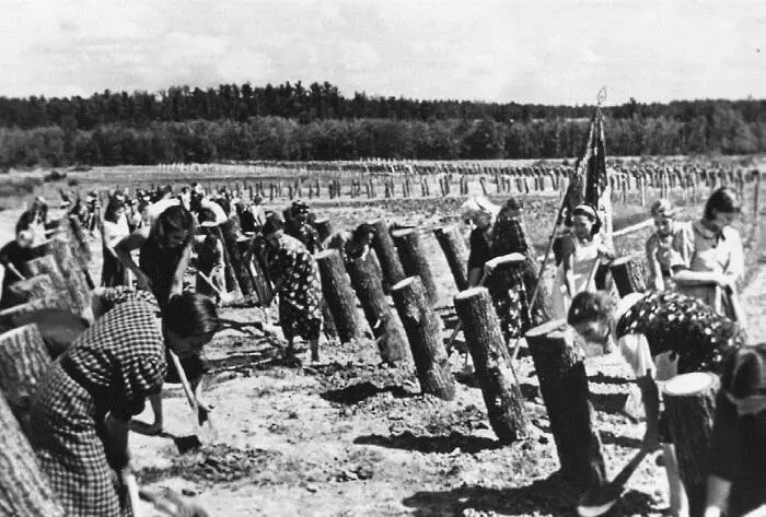 Строительство оборонительных сооружений 1941 г Дети прячущиеся от - фото 2