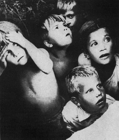 Дети прячущиеся от бомбардировки Лето 1941 г У Лужского укрепленного района - фото 3