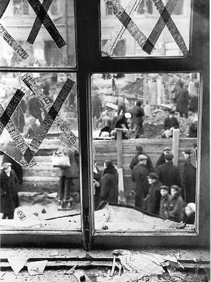 Окно Театра юного зрителя после немецкой бомбежки 5 октября 1941 г Автор - фото 4