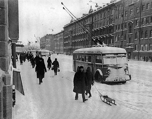 Невский проспект зимой 1941 г Затем в годы опалы командовал войсками - фото 40