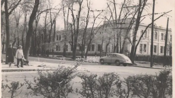 Та самая Алмаатинская средняя школа 19 Угол улицы Гоголя и 8 марта 1963 - фото 1
