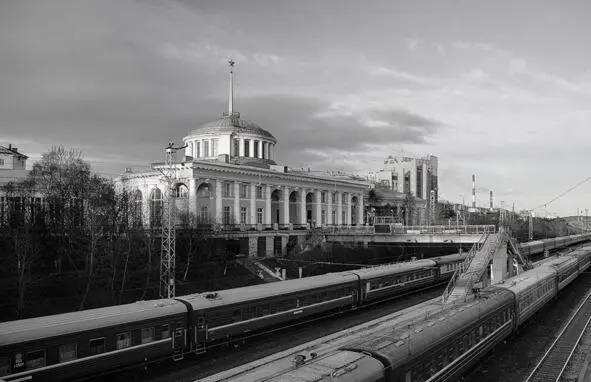 Алик всматривался в раскинувшийся внизу город но перед глазами вставали другие - фото 7