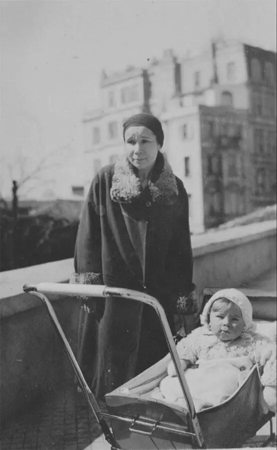 Владимир Козловский с няней Полей Таксим Стамбул 1934 г Владимир - фото 17