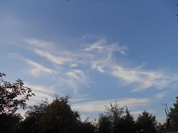 Я с облаками что играют ветром Гуляю по небу своим мирком Фигур причудливых - фото 1
