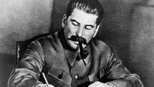 ПРЕДИСЛОВИЕ ЛЁД ПЛАМЯ ЛЮБОВЬ Посреди ночи Сталина разбудил осторожный - фото 2