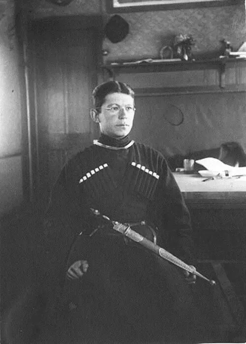 Рис 2 Алексей Иванович Автономов в своём личном вагоне 1919 год - фото 2