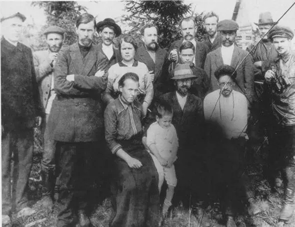 Группа ссыльных большевиков в Туруханске Среди них Иосиф Сталин на заднем - фото 3