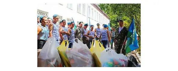Тем же вечером возле подъезда сидели четыре тела Точнее три сидело а - фото 7