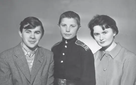 Старший брат Юрий сестра Элеонора Георгий воспитанник Свердловского - фото 4