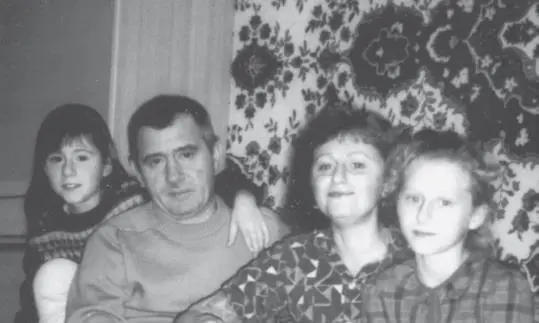 Семья другапереводчика Эдуарда Чехалова жена Ирина дочери Тома и Саша - фото 14