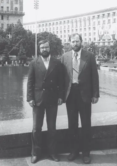 Киев С писателем Иваном Евсеенко Группа писателей на Севере во главе с - фото 25