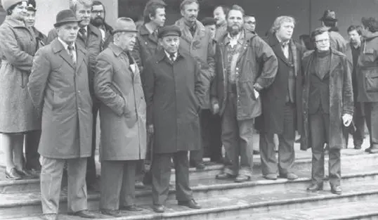 Группа писателей на Севере во главе с Сергеем Залыгиным Сентябрь 1981 г С - фото 26